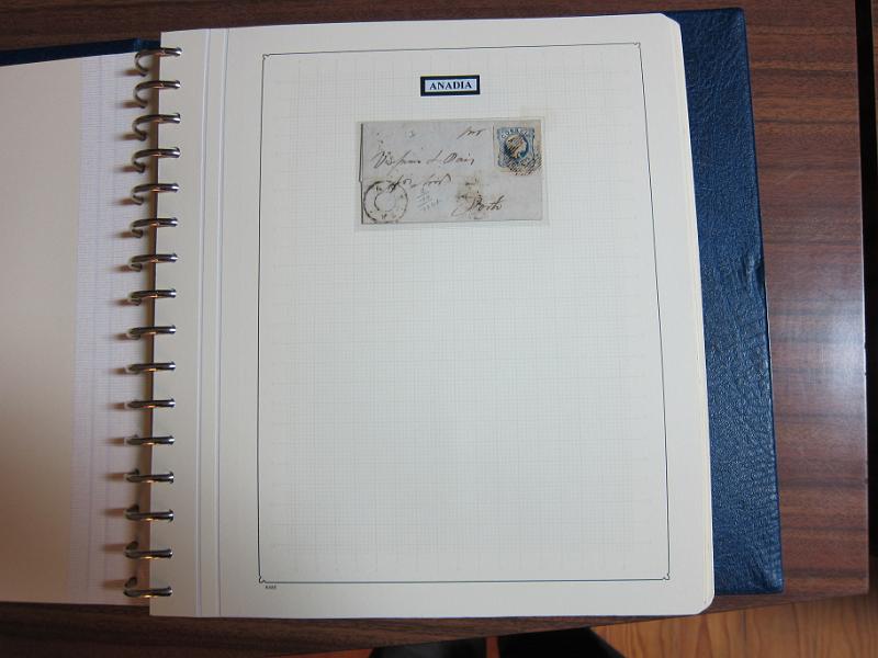 0019 (8).JPG -     Lote:    19      Marcofilia      Lotes Especiais       Descrição:         Portugal. Colecção especializada de carimbos de duplo círculo, tipo 1852, montada em 4 álbuns Lindner, com selos de diversas emissões e cartas, com estudo minucioso de cada marca. Lote a ver.         Lote       Valor Base:     &euro; 2.500,00     Valor Venda:     Retirado     